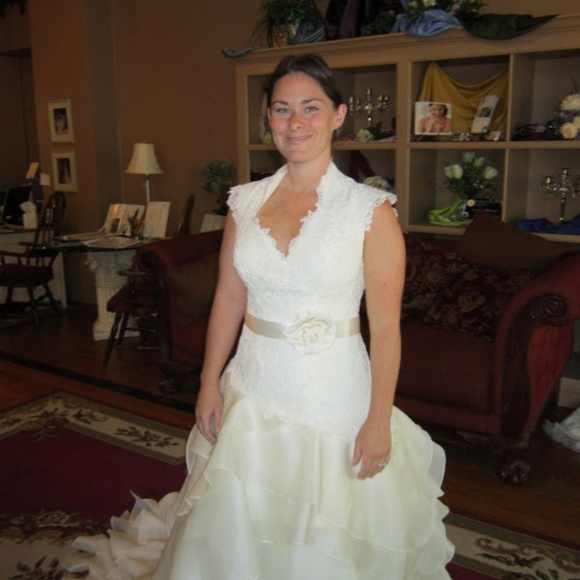 Ivory Silk and Lace Bridal Gown/Wedding Dress - Picture 3 of 6
